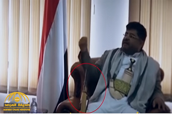 شاهد .. قيادي حوثي يظهر سلاحه أثناء لقائه رئيس لجنة الصليب الدولي.. وهكذا جاءت ردة فعل الأخير !