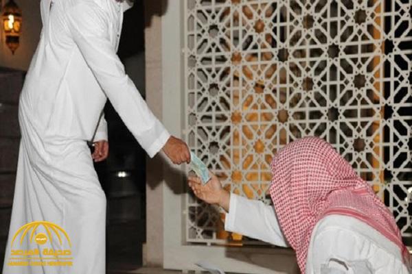 متسول يرتدي الزي الخليجي في تبوك..  ومفاجأة بشأن سيارته الفارهة ومبلغ عُثر عليه بحوزته !