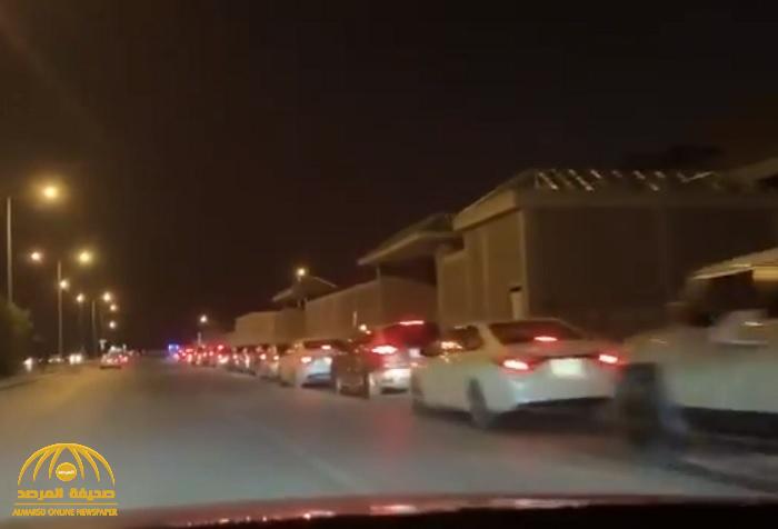 لن تصدق  السبب .. شاهد: طابور طويل من السيارات في أحد شوارع الرياض!