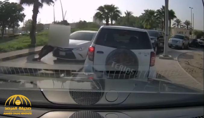 بالفيديو .. سائق مركبة  يتعمد دهس "رجل أمن" داخل المدينة الجامعية للطالبات بجامعة الملك سعود بالرياض