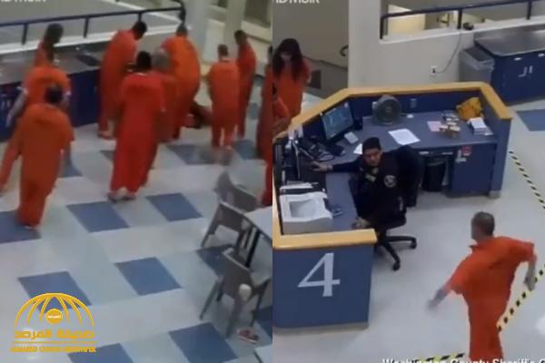 شاهد: لكمات "عنيفة" بين سجين ورجل أمن داخل سجن في أمريكا!