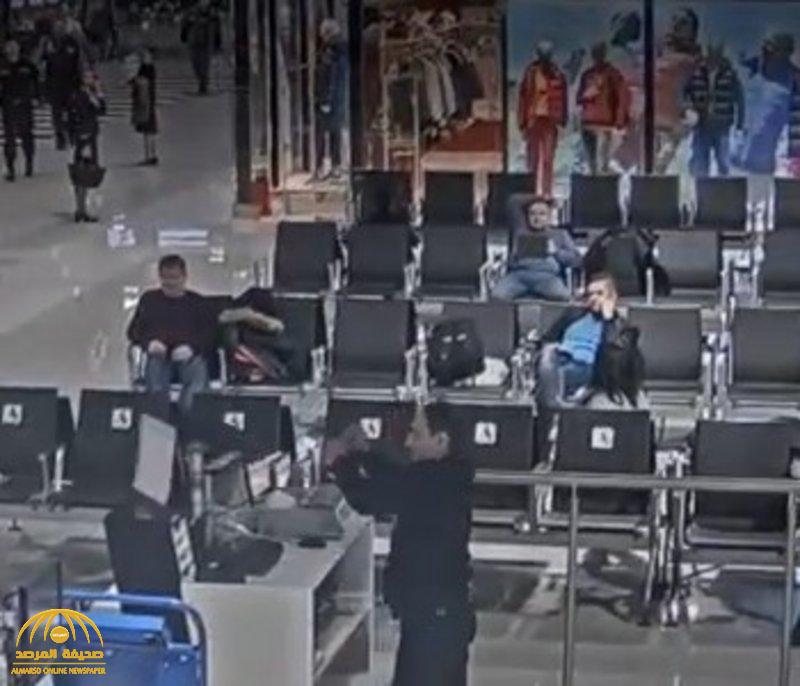 شاهد: مسافر غاضب يحطّم المعدات والشاشات بالمطار.. لسبب غريب!