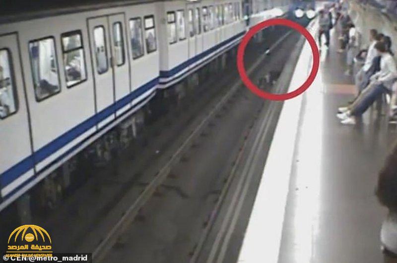 شاهد: لحظات مروعة لامرأة تسقط على القضبان أثناء مرور القطار!