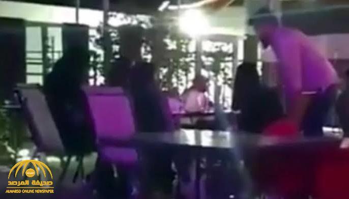 بيان من شرطة الرياض بشأن الفيديو المتداول لتحرش شابين بفتيات في مقهى للشيشة .. وهذا أول إجراء رسمي بحقهما
