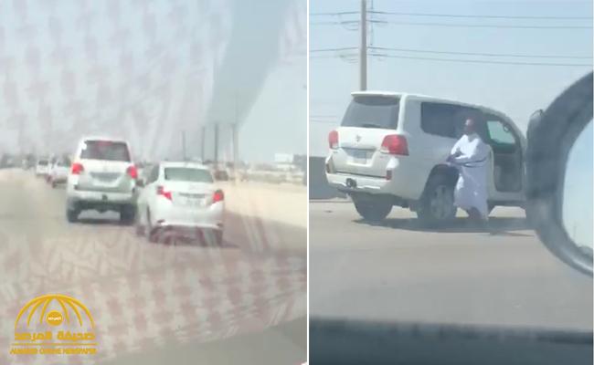 شاهد:  فيديو صادم  لـ "سائق مركبة"  يهدد آخر بسلاح رشاش  على  طريق عام بالجبيل