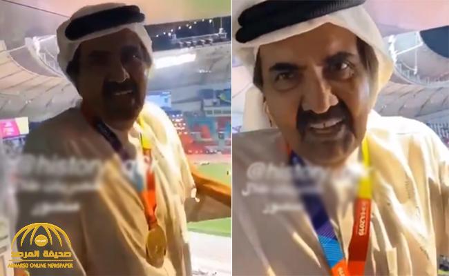 "يا من مرة سجنتك"؟.. شاهد : أمير قطر السابق حمد بن خليفة يتفاخر بسجن أحد القطريين