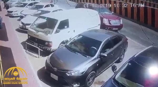 بالفيديو : لحظة سرقة سيارة تركت في وضع التشغيل .. شاهد ردة فعل امراة كانت بداخلها