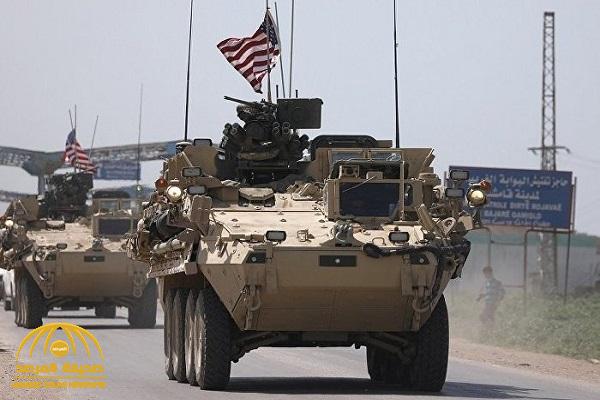 شاهد : مدرعة للجيش الأمريكي وسيارات عسكرية لنظام الأسد تسير على طريق في اتجاهين معاكسين شمال سوريا