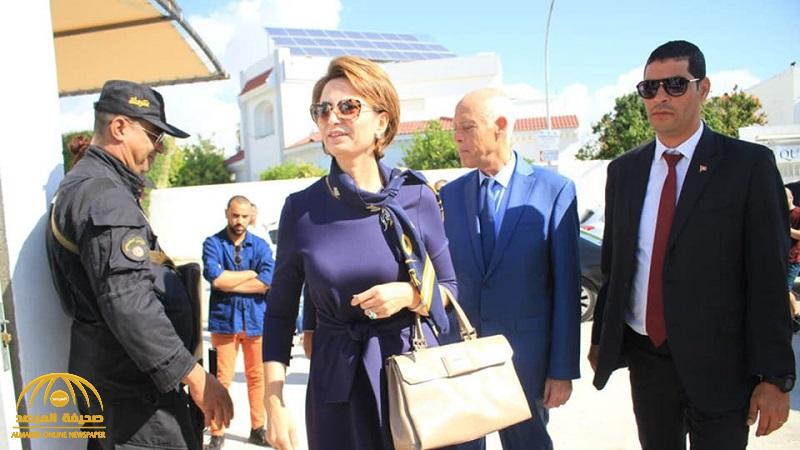 بالصور : من هي المرأة التي تقف أمام  الرئيس التونسي الجديد "قيس سعيد" ؟