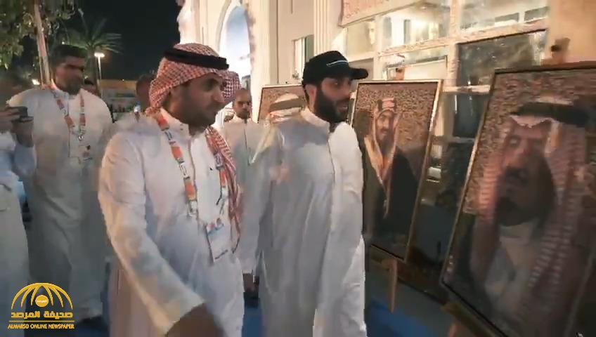 بالفيديو : "تركي آل الشيخ" يرافقه "البلطان" في جولة بـ "بوليفارد" .. شاهد : رد فعل الجماهير أثناء رؤيته