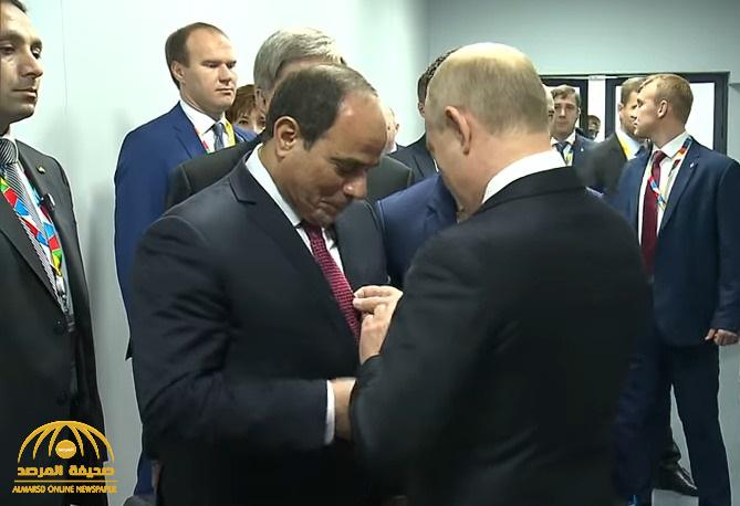 بالفيديو .. لماذا أمسك "بوتين" ربطة عنق "السيسي" خلال القمة الأفريقية الروسية ؟