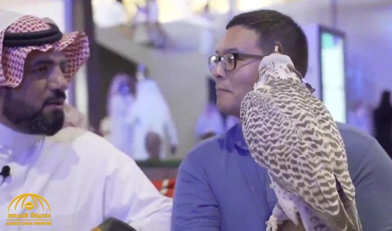 شاهد : آراء لبعض المشاركين بمعرض الصقور والصيد السعودي2 ..  أحد الزوار لم يحمل طير في حياته !