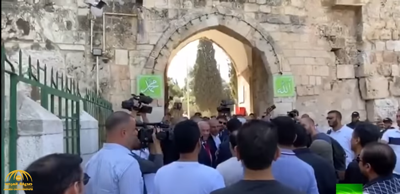 شاهد بالفيديو ... أفراد من  بعثة "الأخضر " يصلون إلى القدس ويدخلون المسجد الأقصى !