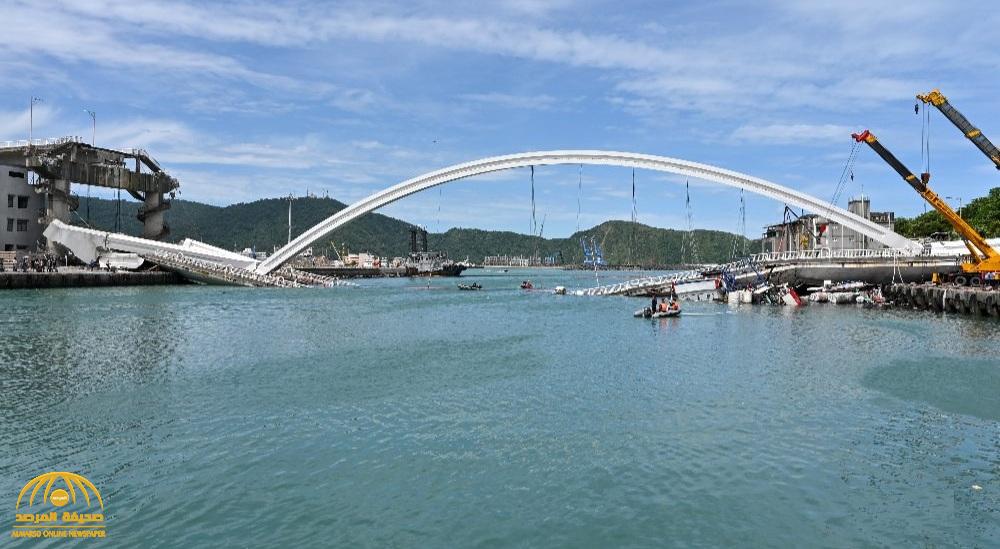 شاهد: كاميرات توثق لحظة انهيار جسر معلق على قوارب كانت تبحر أسفله!