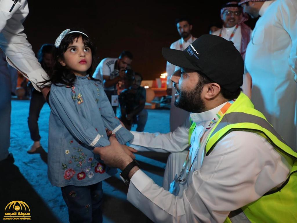 شاهد ... تركي آل الشيخ يلتقي بالطفلة التي أصيبت بسبب الألعاب النارية ويقدم لها ولأسرتها هدية في موسم الرياض !