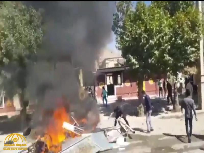 بعد انتشار "الإيدز" بين أهالى المدينة .. شاهد: متظاهرون يحرقون مبنى حكومي في إيران