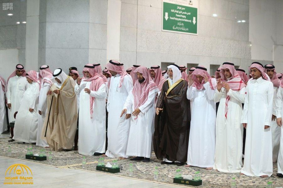بالصور:  أمير منطقة مكة يؤدي صلاة الميت على والدة الأمير "بندر بن سلطان" في المسجد الحرام