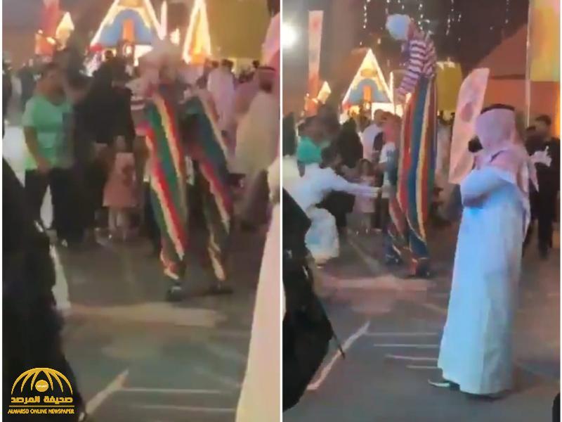 شاهد: مراهق يٌسقط مهرج كان يرقص على السيقان الخشبية في موسم الرياض .. و "آل الشيخ" يعلق