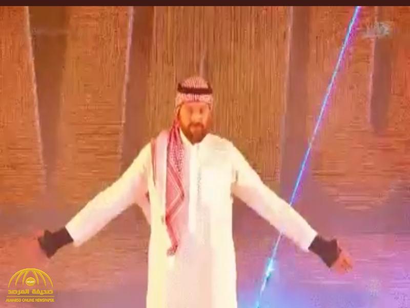 شاهد : المصارع "تايسون فيوري" يفاجئ الجمهور ويدخل حلبة المصارعة في الرياض بالزي السعودي