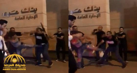 شاهد: فتاة لبنانية تركل رجل أمن مسلح لمنعه من الاعتداء على المتظاهرين