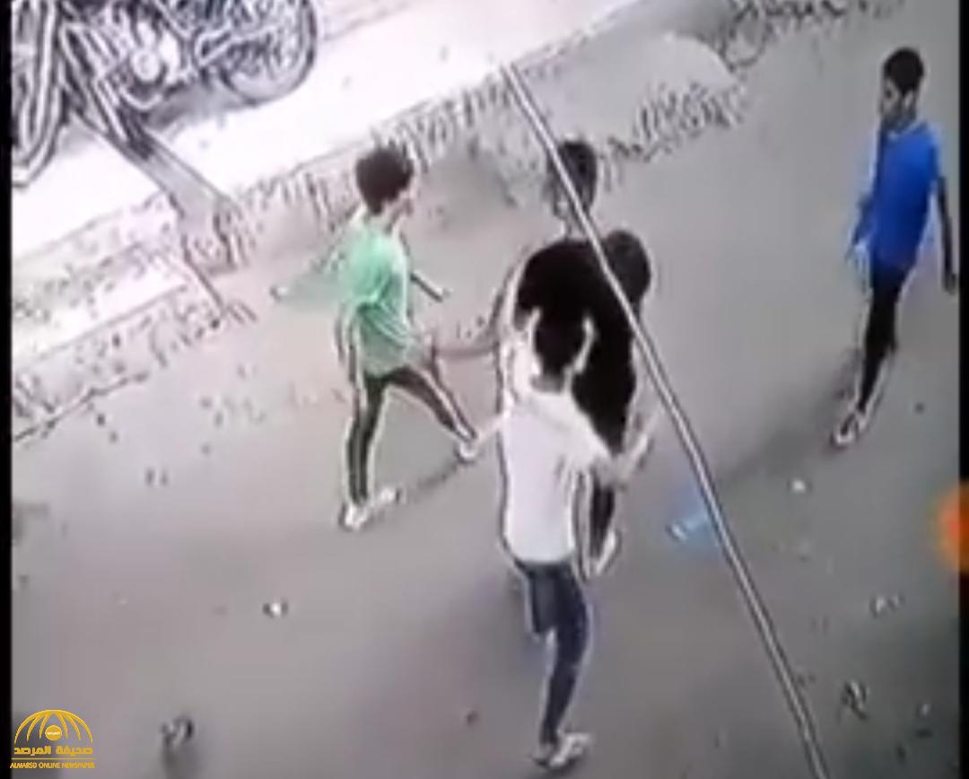 في وضح النهار.. مقتل شاب مصري أثناء إنقاذه فتاة تعرضت للتحرش في الشارع (فيديو)