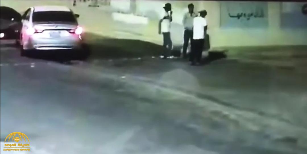 شاهد.. شابان يسرقان شخصا تحت تهديد السلاح في حي اليرموك بالرياض