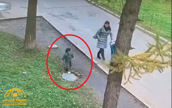 بالفيديو: طفل يسقط في بالوعة المجاري أثناء سيره بجانب أمه ..  شاهد ردة فعل والدته!
