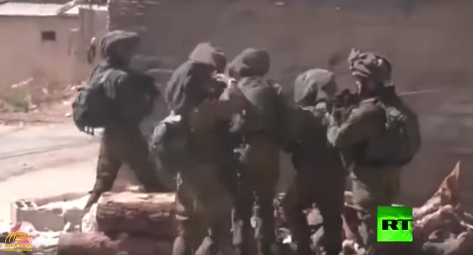 شاهد.. ضابط إسرائيلي ينفعل ويضرب جنوده لتقاعسهم في مواجهة المحتجين الفلسطينيين