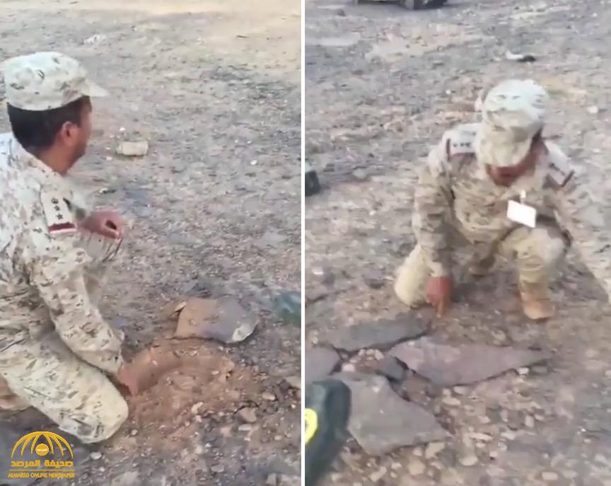 شاهد: عقيد "سعودي" يوضح طريقة كشف الألغام التي زرعها الحوثيين ويحذر الجنود من الاقتراب وينطق الشهادة أثناء نزع إحداها