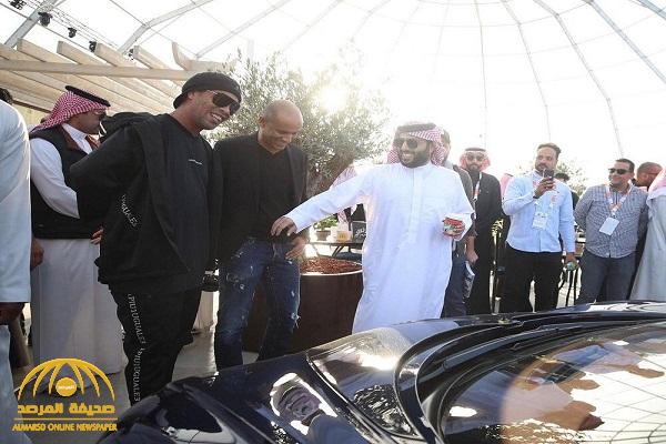 شاهد ... البرازيلي رونالدينهو يفاجئ تركي آل الشيخ بطلب شراء سيارة فريدة في افتتاح معرض الرياض