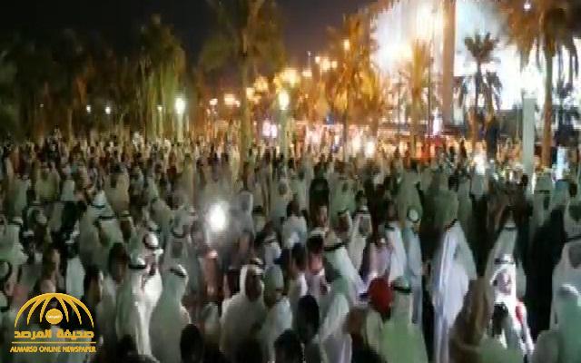 شاهد: اعتصام كويتيين في "ساحة الإرادة" ومطالبات باستقالة الحكومة ومجلس الأمة