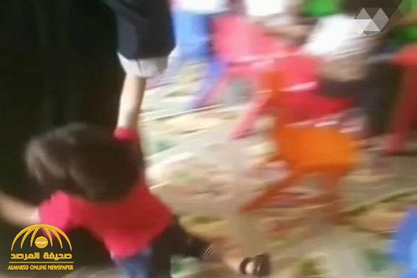 شاهد: امرأة تسحل الأطفال على الأرض في إحدى الحضانات بـ"المملكة"