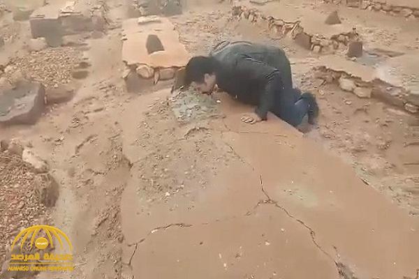 شاهد: مقطع مؤثر لـ"ممثل مغربي" بعدما عثر على قبر والده مدفون في الصحراء قبل 38عاما
