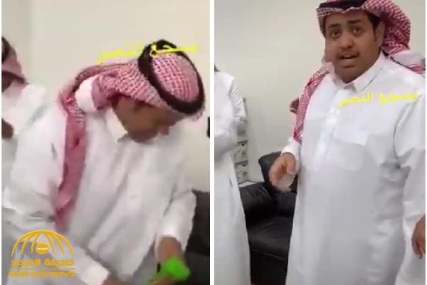مشجع نصراوي يحتفل مع زملائه الهلالين.. شاهد : ماذا فعل بـ"تورتة" الاحتفال؟!