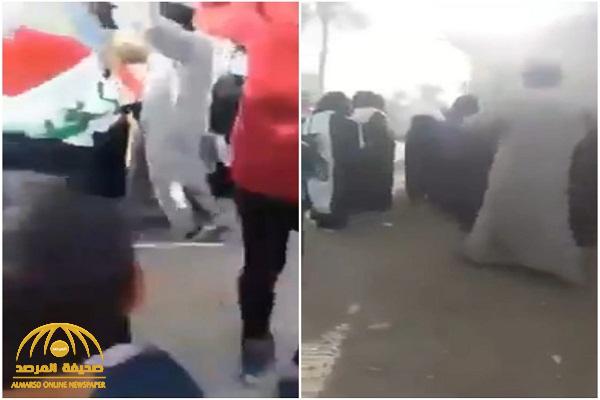 شاهد: رجال دين شيعة يمنعون  طالبات عراقيات من التظاهر ضد إيران