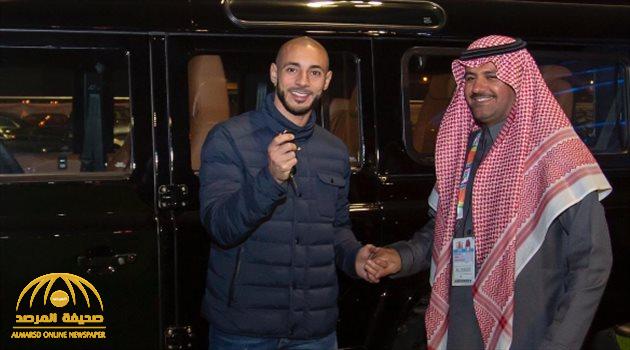 شاهد: "أمرابط" يشتري سيارة "فارهة" من معرض السيارات في موسم الرياض