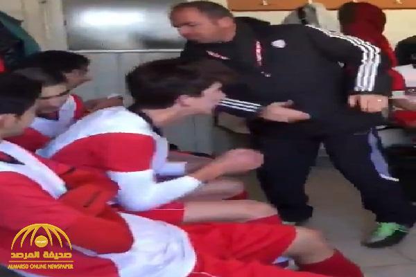 شاهد: مدرب تركي يصفع لاعبيه على وجوههم في غرفة تبديل الملابس بقوة