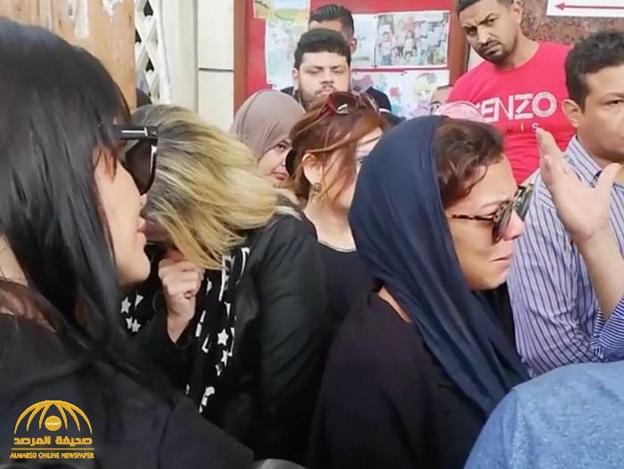 شاهد: انهيار وانفعال ممثلات في جنازة هيثم أحمد زكي