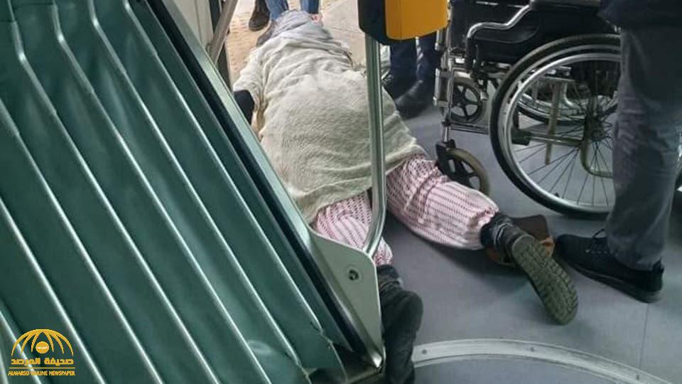 شاهد :لقطات صادمة لسحل وتعنيف مسنة مقعدة  داخل عربة قطار في المغرب  ... والسبب تذكرة !