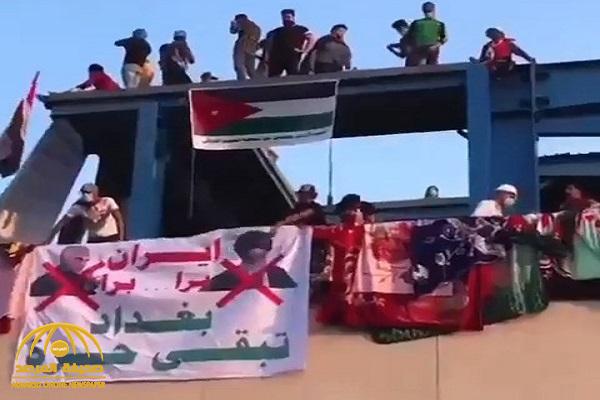 "إيران بره.. بغداد تبقى حرة” .. شاهد: متظاهرون عراقيون يغنون ويرقصون بالأحذية على صور خامنئي