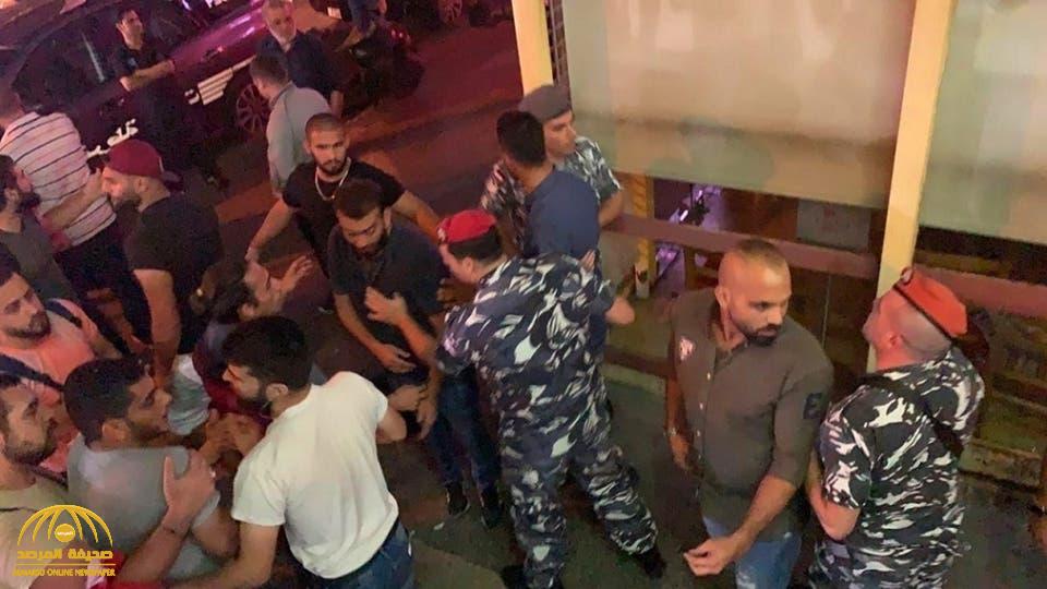بالفيديو ... على طريقة " الإرهاب والكباب "... مطعم لبناني  يقع في ورطة مع المتظاهرين  بسبب "السنيورة" !