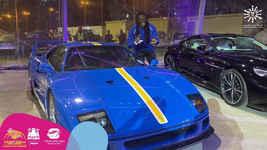 شاهد.. لاعبو الهلال يلتقطون صورا مع "سياراتهم الجديدة" في معرض الرياض