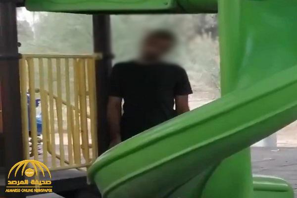 شاهد .. فيديو صادم لانتحار شاب بدون في حديقة عامة بالكويت
