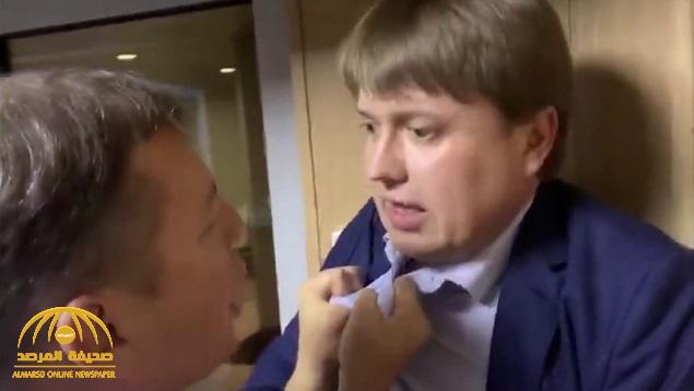 شاهد .. مشاجرة بالإيدي بين سياسيين أوكرانيين  أحدهما خنق الآخر في مطار كييف!
