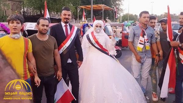 شاهد .. عروسان عراقيان يحتفلان بزفافهما وسط المتظاهرين في بغداد بـ "التوك توك"