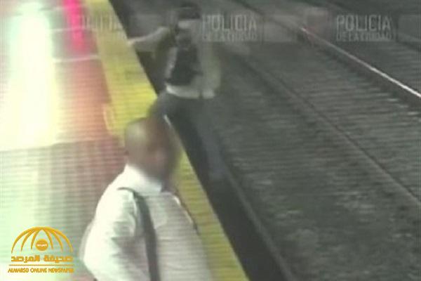 فيديو مرعب.. شاهد: لحظة سقوط رجل على قضبان المترو أثناء النظر في هاتفه