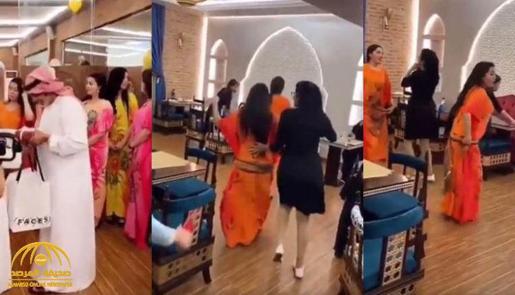 شاهد : وصلة رقص لفتيات خلال افتتاح مطعم بالإمارات
