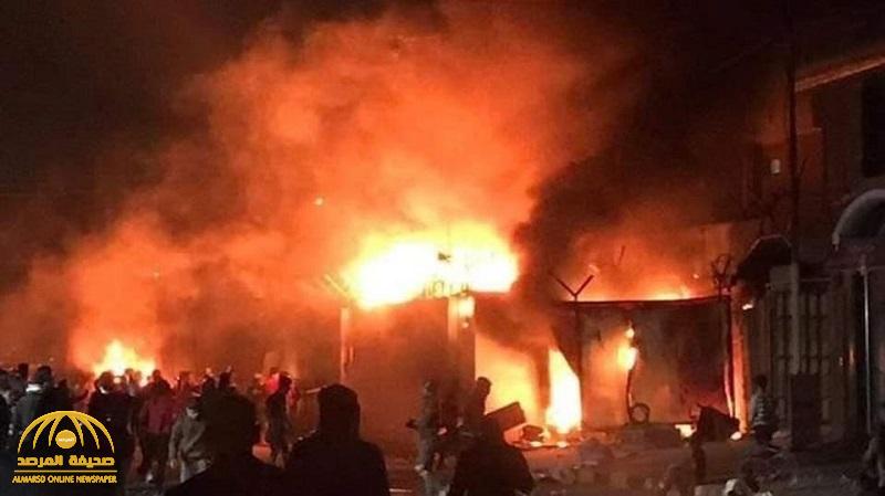 بالفيديو .. المتظاهرون العراقيون يحرقون قنصيلة إيران ويحولون ليل "النجف" إلى نهار