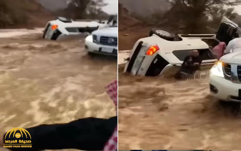 بالفيديو .. شابان يخترقان السيول بحائل لإنقاذ عائلة انقلبت مركبتهم وهم بداخلها