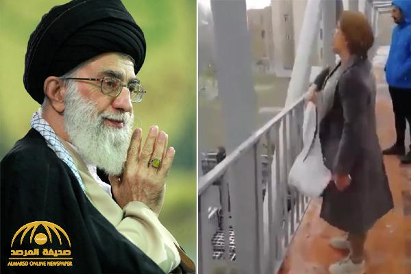 وصفته بعديم الشرف .. شاهد : إيرانية تخلع حجابها وتصرخ : " الموت لك يا خامنئي عليك اللعنة"